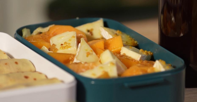 Салат с хурмой и камамбером