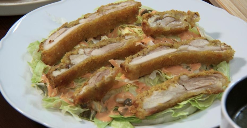 Курица в панировке из чипсов и лёгкий салат