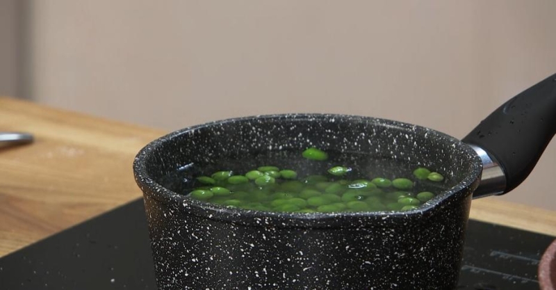 Куриные шницели с «зелёным» гарниром и какао с мороженым