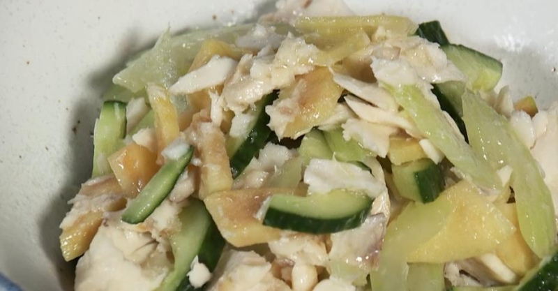 Салат из трески с заправкой из хрена