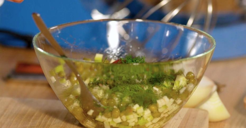 Салат кабачком и горошком