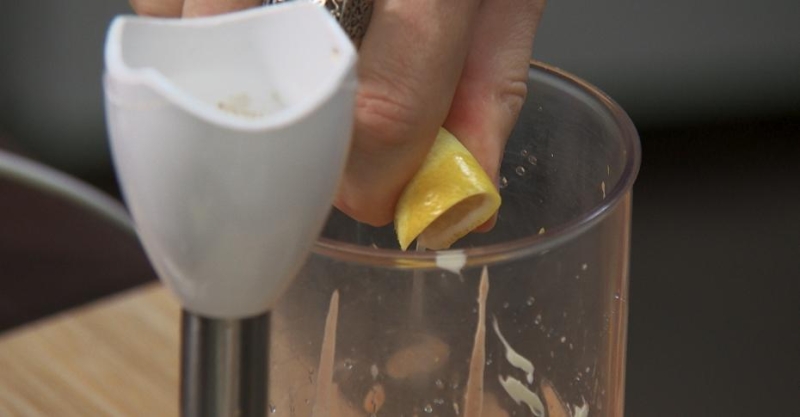 Курица в панировке из чипсов и лёгкий салат