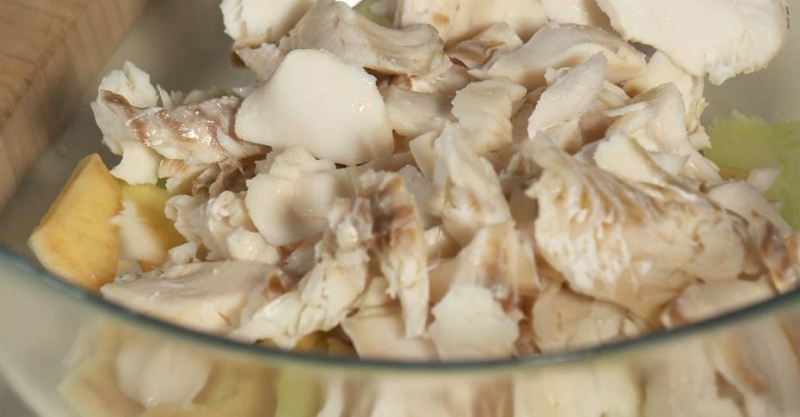 Салат из трески с заправкой из хрена