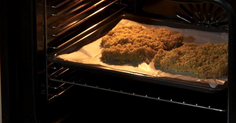 Курица в панировке из чипсов и лёгкий салат