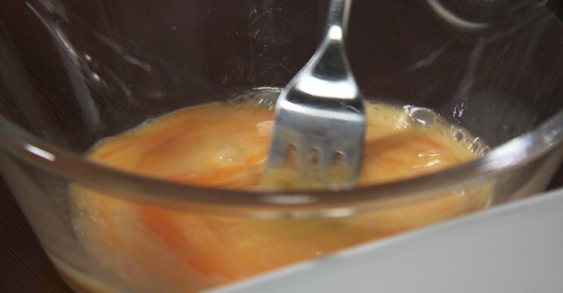 Курица в панировке из чипсов и лёгкий салат