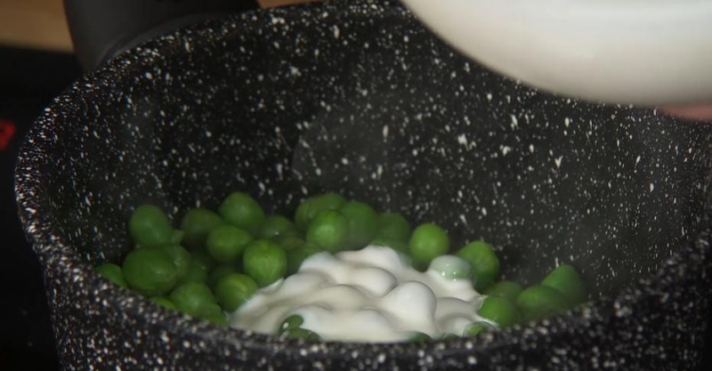 Куриные шницели с «зелёным» гарниром и какао с мороженым