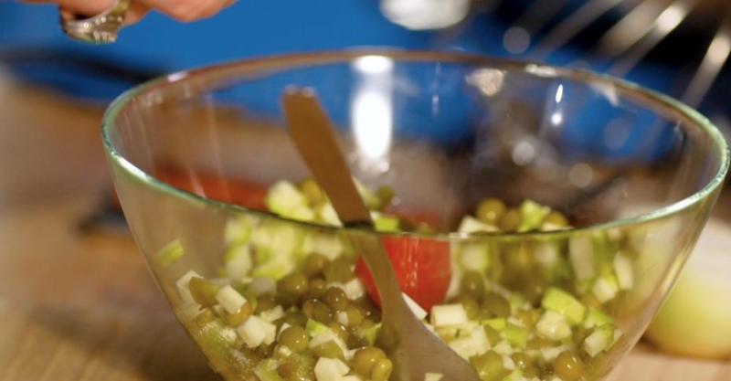 Салат кабачком и горошком