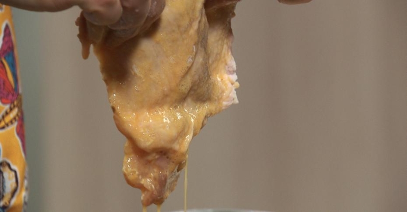 Курица в панировке из чипсов и лёгкий салат