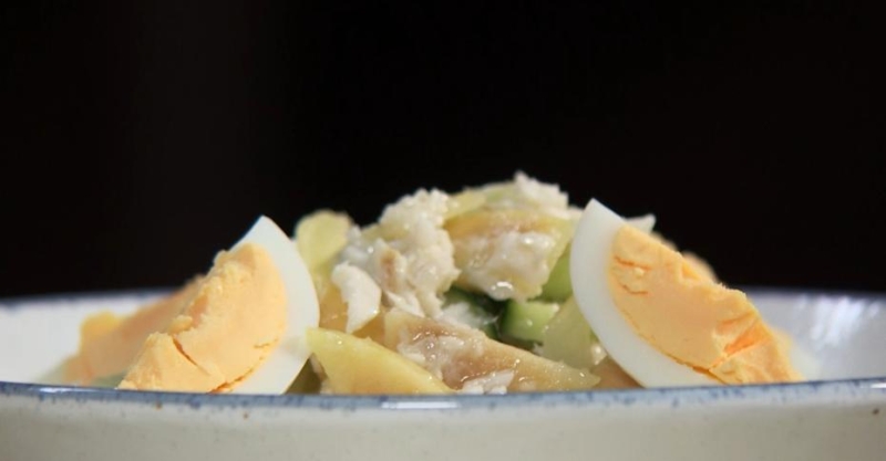 Салат из трески с заправкой из хрена