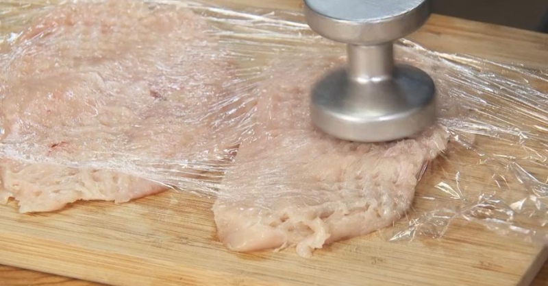 Куриные шницели с «зелёным» гарниром и какао с мороженым