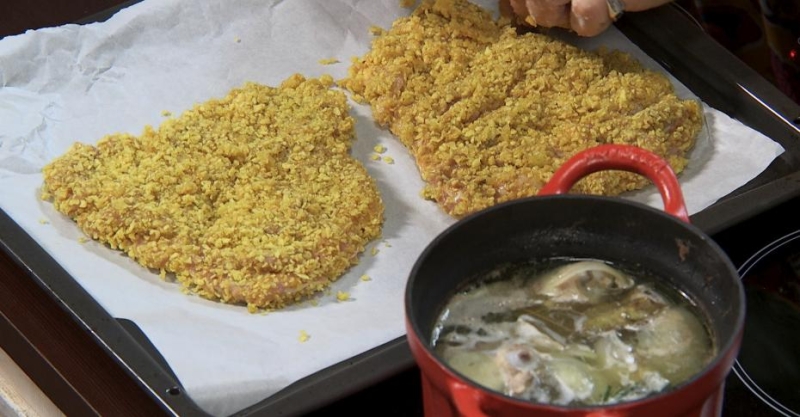 Курица в панировке из чипсов и лёгкий салат