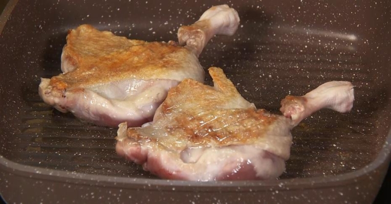 Утиная ножка с мандариновым соусом и гарнир из запечённых яблок