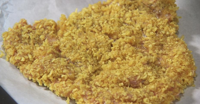 Курица в панировке из чипсов и лёгкий салат