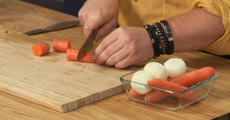 Утиная ножка с мандариновым соусом и гарнир из запечённых яблок