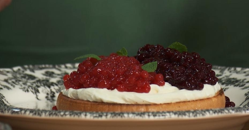 Бутерброды с икрой из ягод