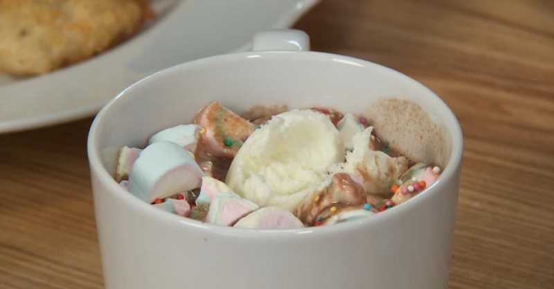 Куриные шницели с «зелёным» гарниром и какао с мороженым