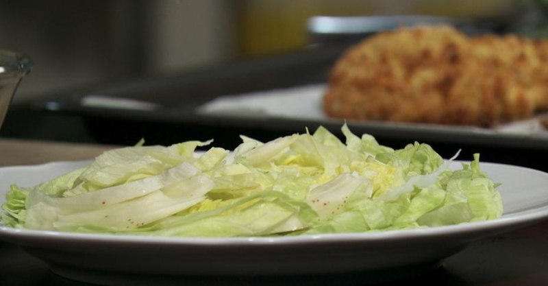 Курица в панировке из чипсов и лёгкий салат