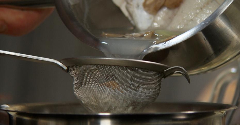 Припущенная рыба с белым винным соусом