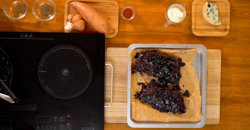 Свиные рёбрышки в пикантном соусе с ягодами и чипсы из батата