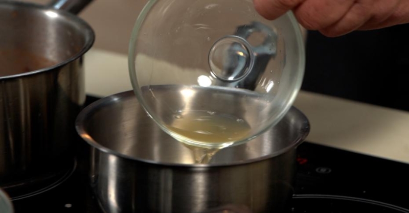 Припущенная рыба с белым винным соусом