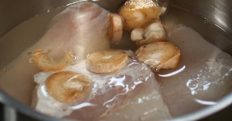 Припущенная рыба с белым винным соусом