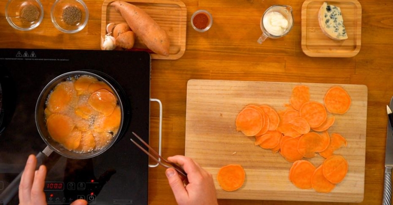 Свиные рёбрышки в пикантном соусе с ягодами и чипсы из батата