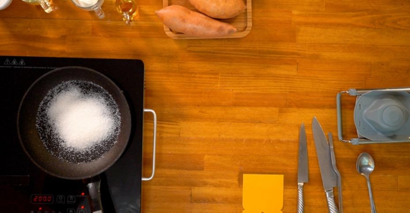 Свиные рёбрышки в пикантном соусе с ягодами и чипсы из батата