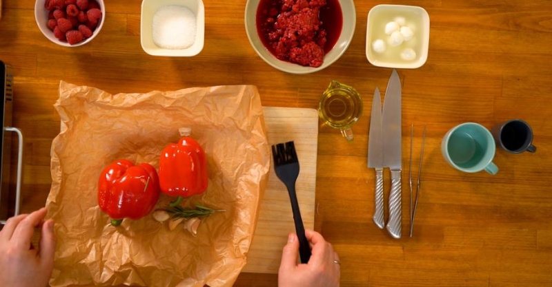 Паста с соусом аля ромеско, малиной и базиликом