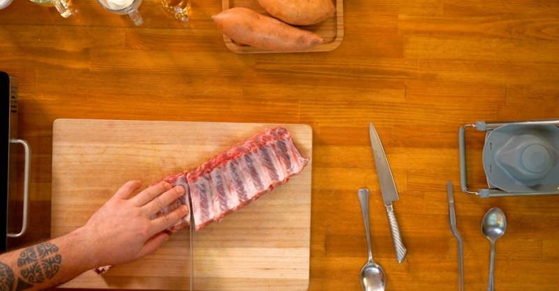 Свиные рёбрышки в пикантном соусе с ягодами и чипсы из батата