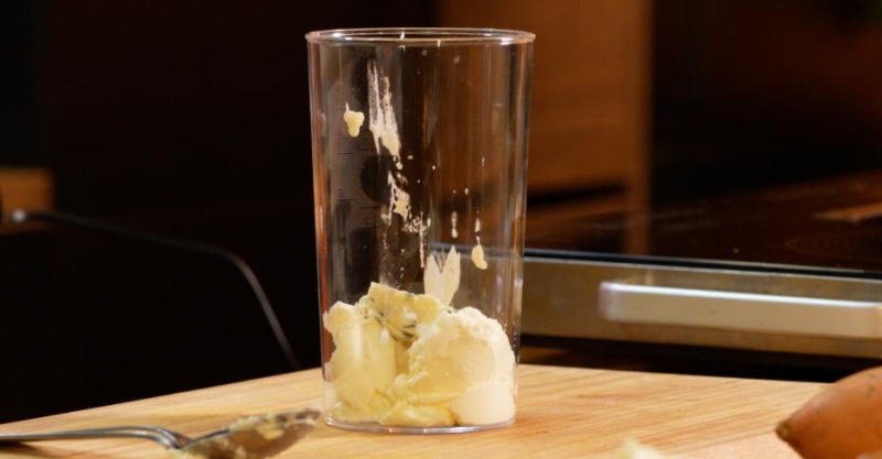 Свиные рёбрышки в пикантном соусе с ягодами и чипсы из батата