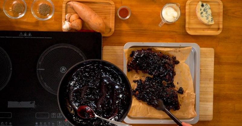 Свиные рёбрышки в пикантном соусе с ягодами и чипсы из батата