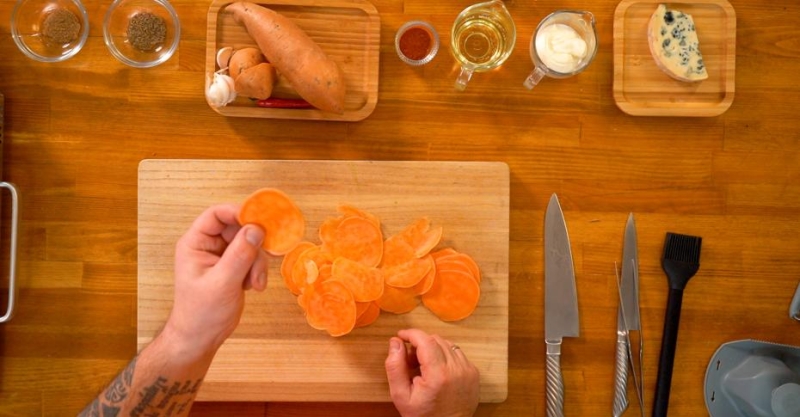 Свиные рёбрышки в пикантном соусе с ягодами и чипсы из батата