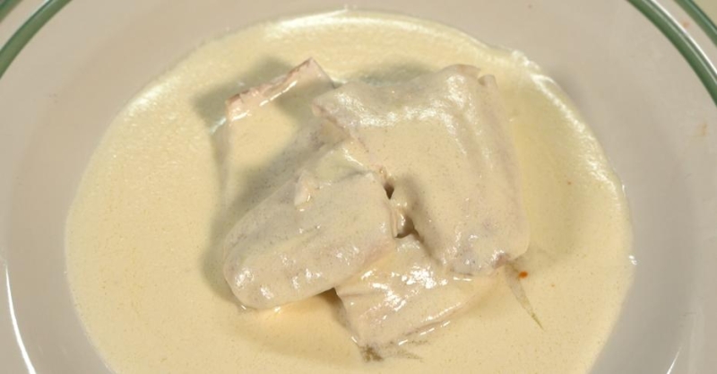 Припущенная рыба с белым винным соусом