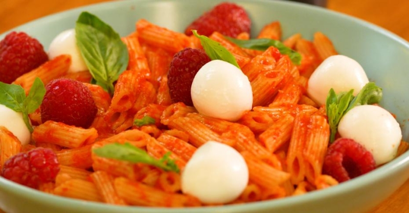 Паста с соусом аля ромеско, малиной и базиликом