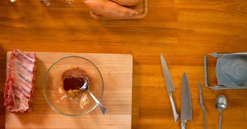 Свиные рёбрышки в пикантном соусе с ягодами и чипсы из батата