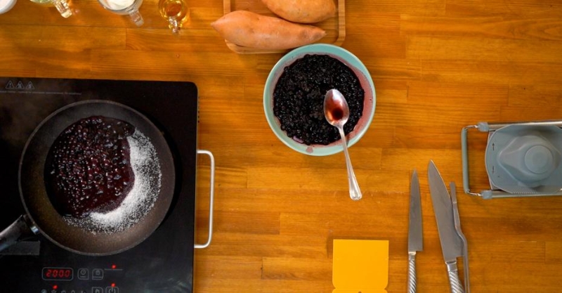 Свиные рёбрышки в пикантном соусе с ягодами и чипсы из батата