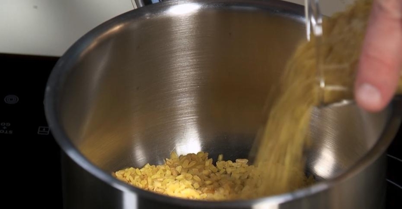 Тёплый салат с печёнкой, булгуром и курагой