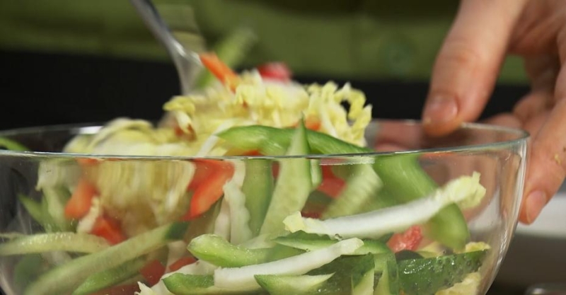 Салат с азиатским соусом