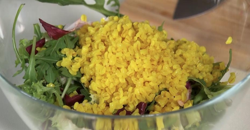 Тёплый салат с печёнкой, булгуром и курагой