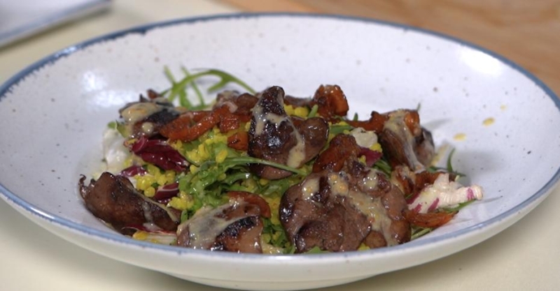 Тёплый салат с печёнкой, булгуром и курагой