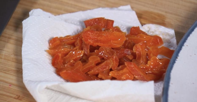 Тёплый салат с печёнкой, булгуром и курагой