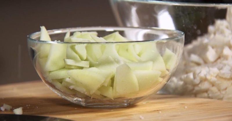 Салат из сырой цветной капусты и яблока с горчичной заправкой