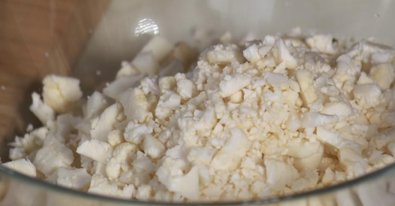 Салат из сырой цветной капусты и яблока с горчичной заправкой