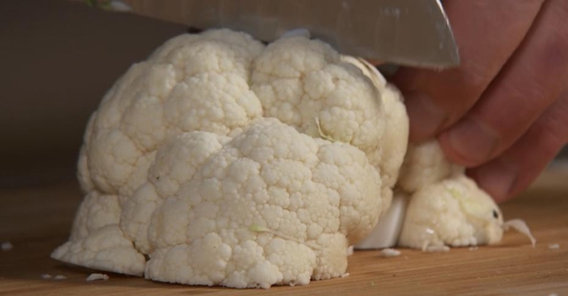 Салат из сырой цветной капусты и яблока с горчичной заправкой