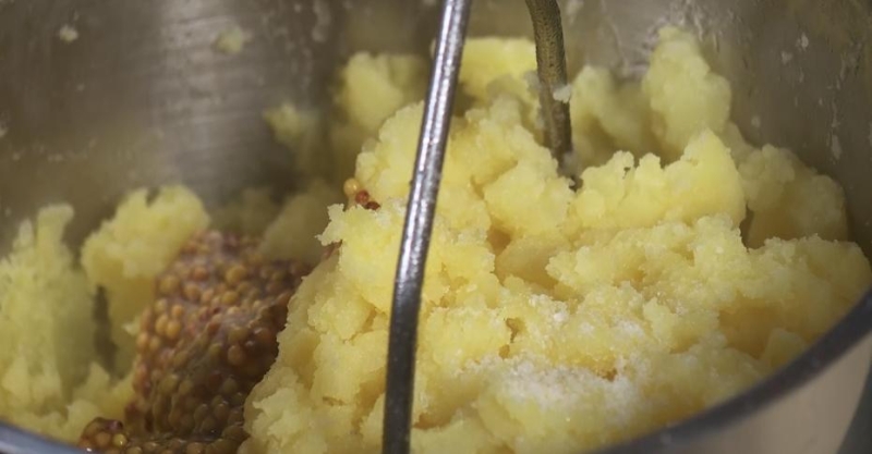 Картофельное пюре с горчицей и чеддером