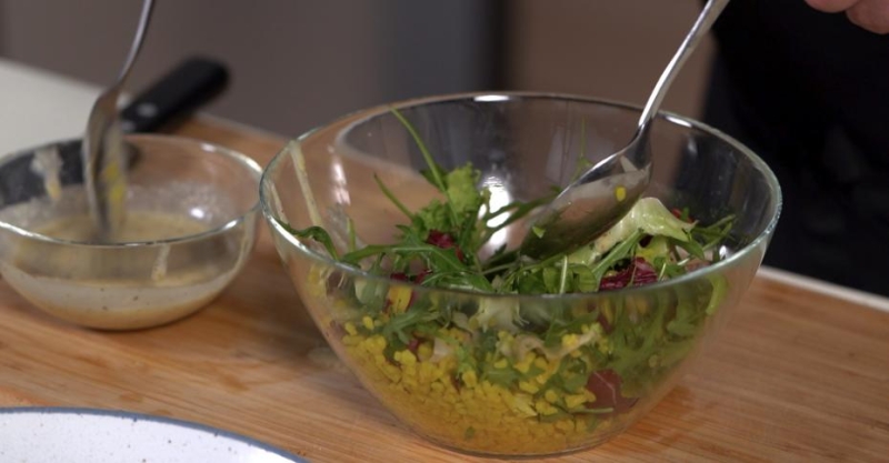 Тёплый салат с печёнкой, булгуром и курагой