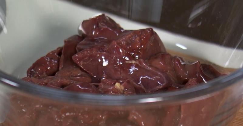 Тёплый салат с печёнкой, булгуром и курагой