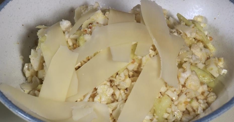 Салат из сырой цветной капусты и яблока с горчичной заправкой