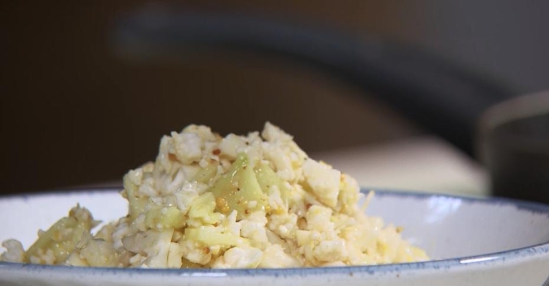 Салат из сырой цветной капусты и яблока с горчичной заправкой