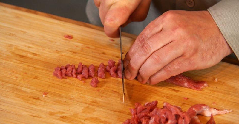 Люля-кебаб из баранины с запечённым баклажаном, сальсой из томатов и зелёным соусом